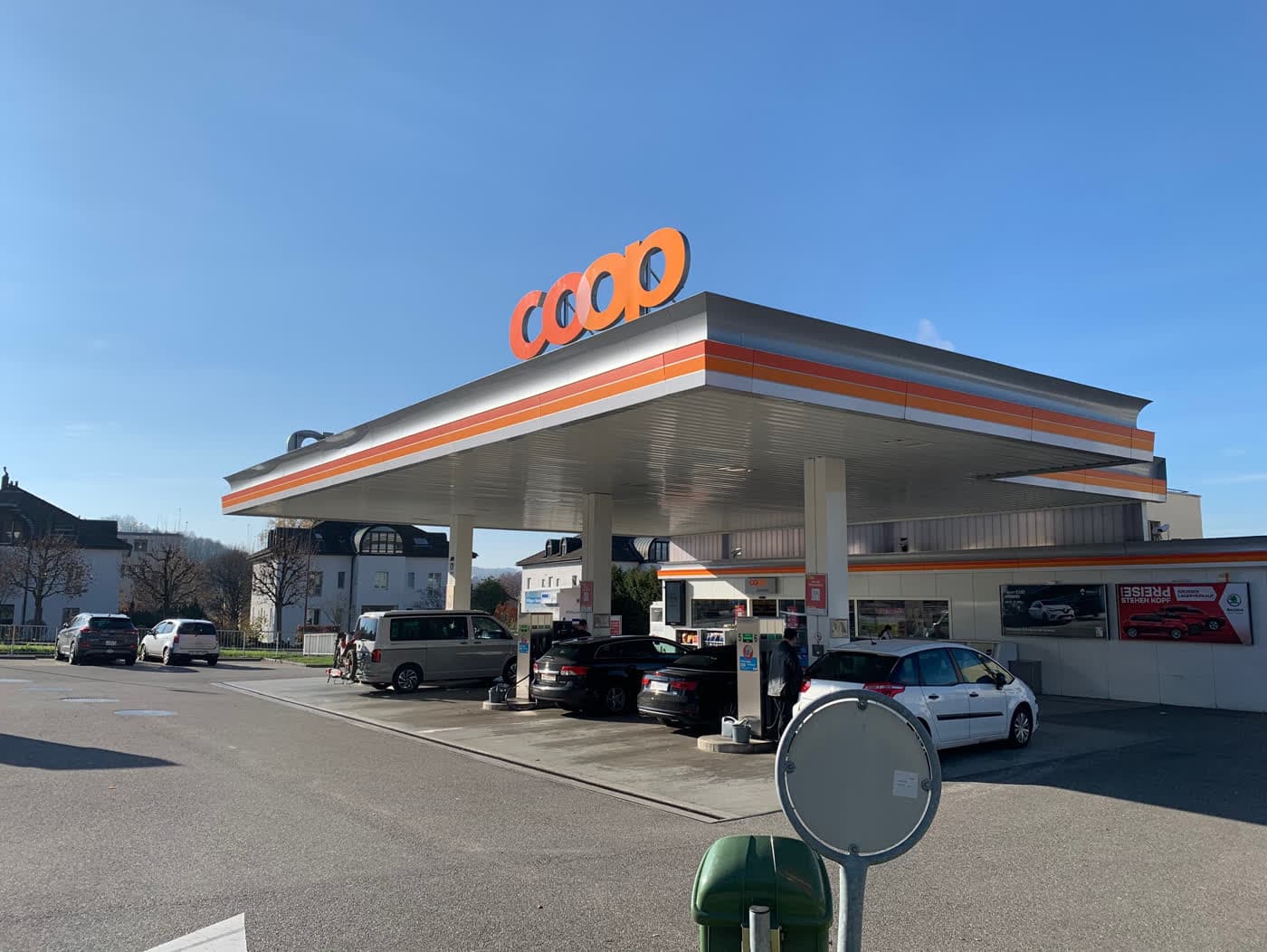 Überdachte Tankstelle mit Shop und Zapfsäulen
