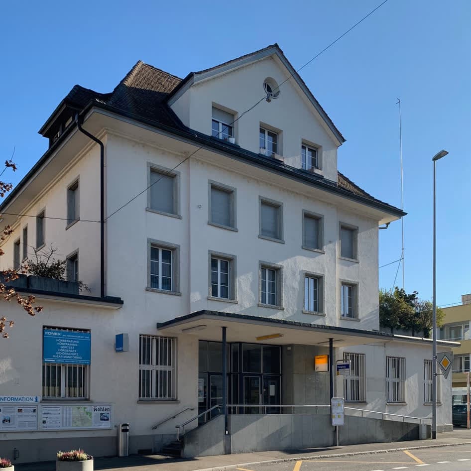 Älteres Wohn- und Geschäftshaus mit Walmdach an einem Platz