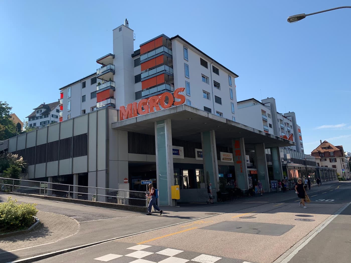 Wohn- und Geschäftshaus mit überdachter Ladenpassage im Erdgeschoss