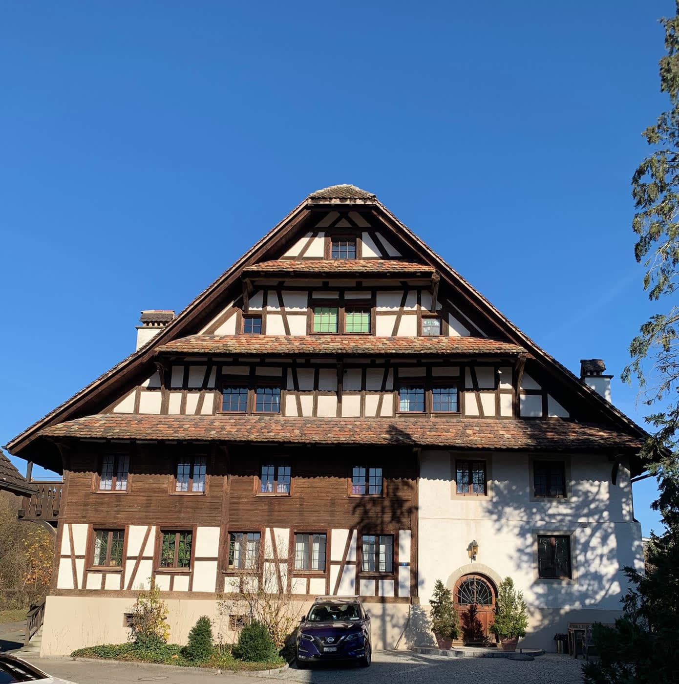 Historisches Riegelhaus mit weit vorgezogenem Dach