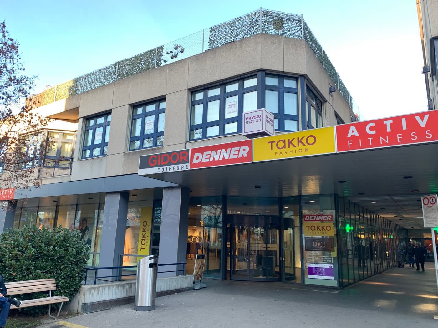 Geschäftshaus mit Ladenpassage im Erdgeschoss und einem Dachgarten darüber