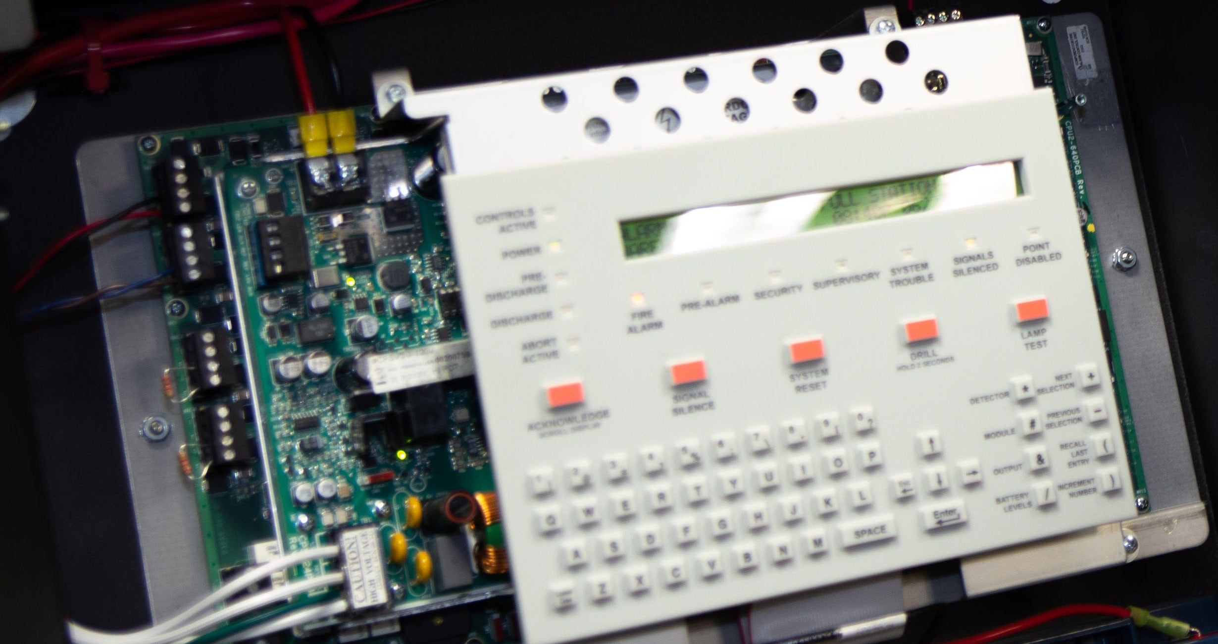 Eine geöffnete Brandmeldezentrale mit Bedienfeld, Tastatur und Statusanzeigen